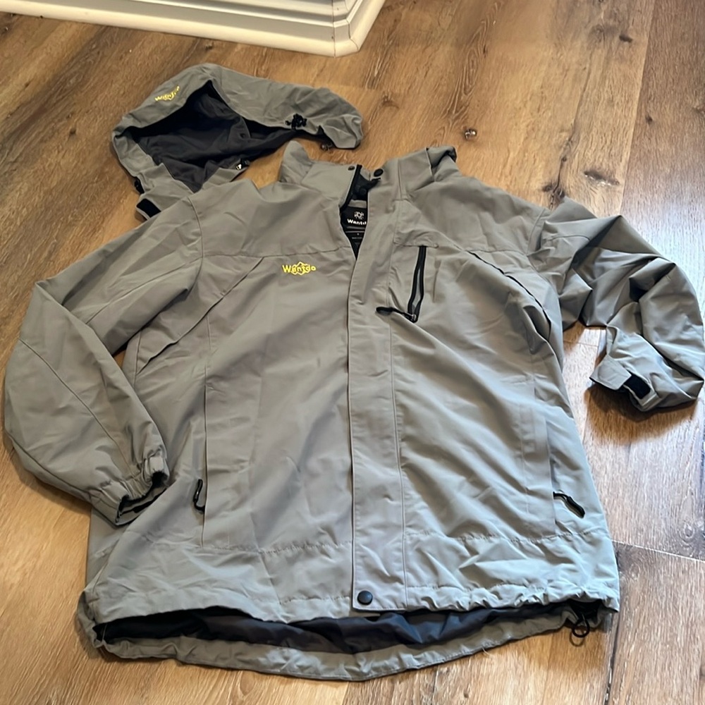 Men’s medium Wantdo grey winter jacket great condition detachable hood